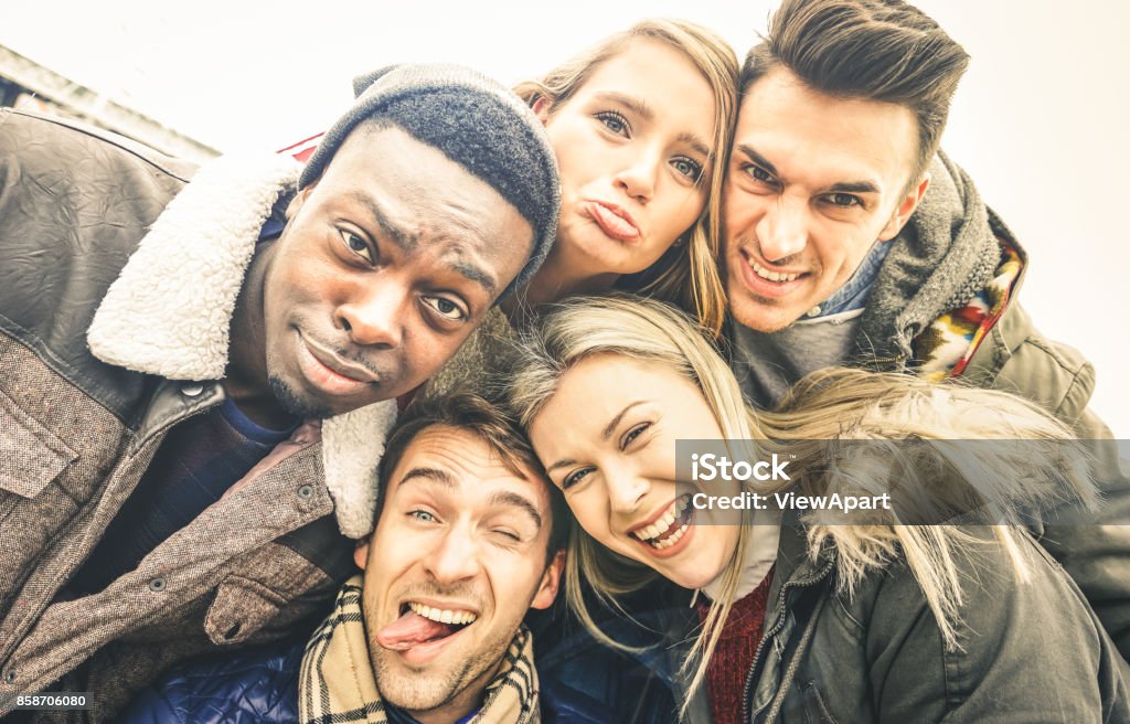 Meilleures amies prenant selfie extérieure filtre désaturée à lomo Vintage vêtements - notion de jeunes heureux avec des gens multiraciales s’amuser ensemble - joie et l’amitié contre le racisme - automne-hiver - Photo de Amitié libre de droits