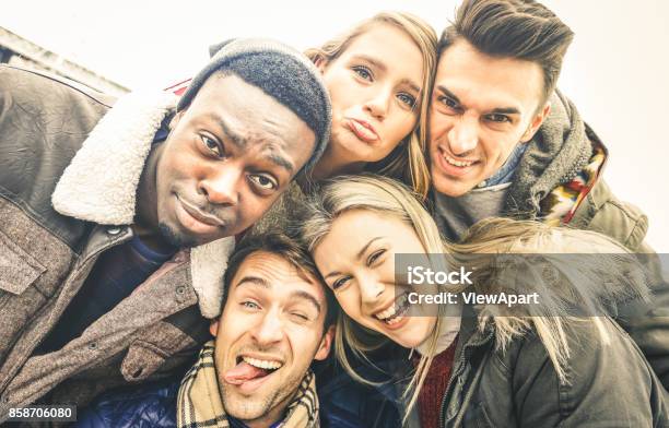 Photo libre de droit de Meilleures Amies Prenant Selfie Extérieure Filtre Désaturée À Lomo Vintage Vêtements Notion De Jeunes Heureux Avec Des Gens Multiraciales Samuser Ensemble Joie Et Lamitié Contre Le Racisme Automnehiver banque d'images et plus d'images libres de droit de Amitié