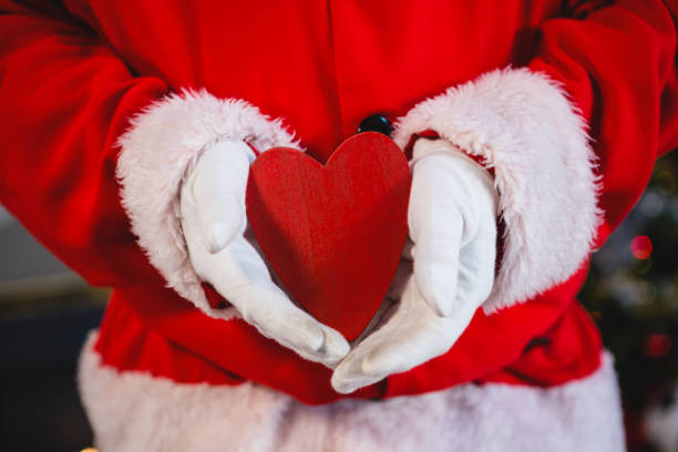 istock Santa claus holding a heart 858707612
