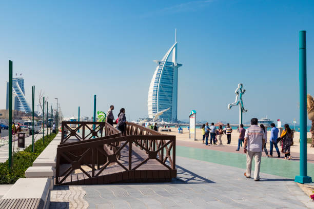 instalações dos visitantes na praia jumeirah - jumeirah beach hotel - fotografias e filmes do acervo