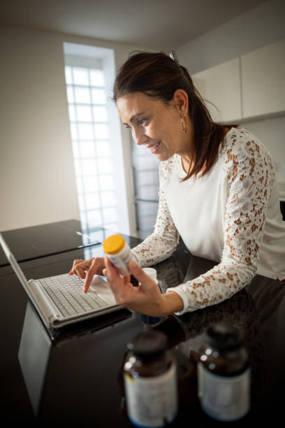 istock Filling prescription online 858721572