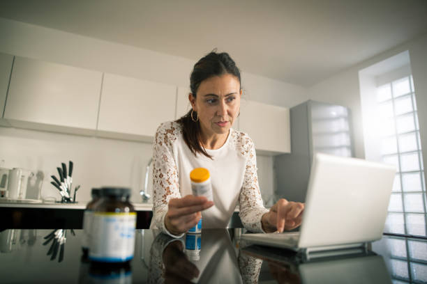 istock Filling prescription online 858721822