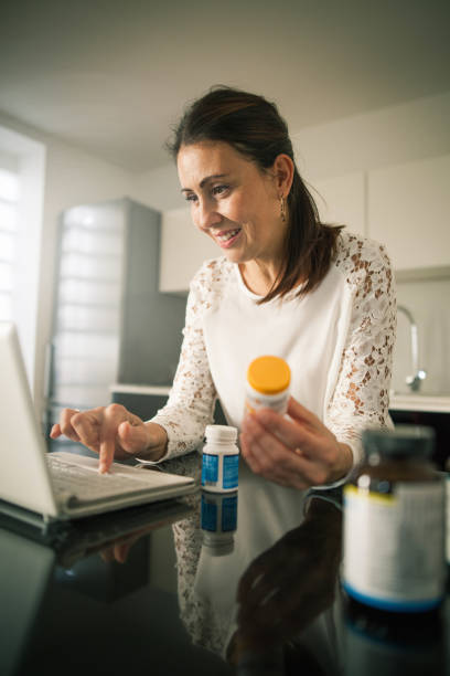 istock Filling prescription online 858721986