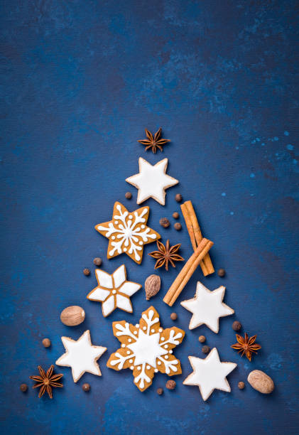 рождественские печенья и специи над синим - anise cinnamon star nutmeg стоковые фото и изображения