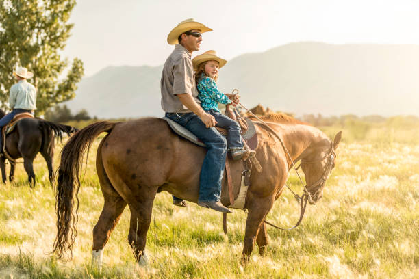 padre figlia equitazione - teaching child horseback riding horse foto e immagini stock