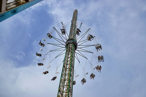 jules verne-torre carrossel na oktoberfest. munique, baviera. - amusement park oktoberfest munich chain swing ride - fotografias e filmes do acervo