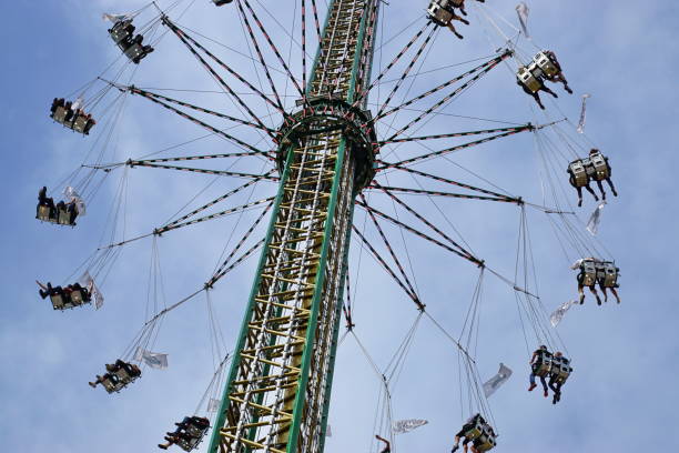 jules verne-torre carrossel na oktoberfest. munique, baviera. - amusement park oktoberfest munich chain swing ride - fotografias e filmes do acervo