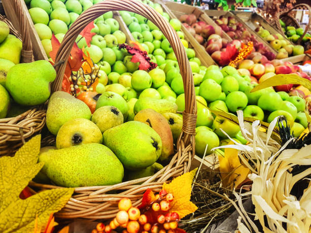 concepto de rústico venta stand otoño cosecha de fruta en el mercado o en la casa. - agriculture autumn apple greengrocers shop fotografías e imágenes de stock