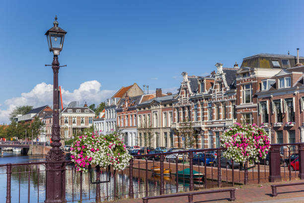 brug met bloemen in het historisch centrum van haarlem, nederland - haarlem stockfoto's en -beelden