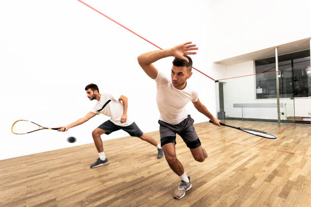 homens jogando squash no tribunal - squash racket sport court - fotografias e filmes do acervo
