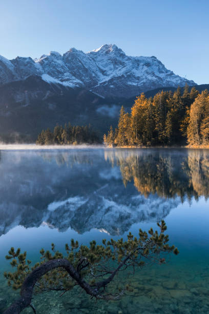 zugspitze e eibsee panorama - garmisch-partenkirchen, baviera - zugspitze mountain lake autumn germany foto e immagini stock