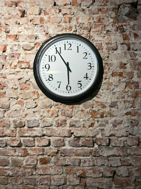 istock 5 minutes to 6 o'clock 858794044