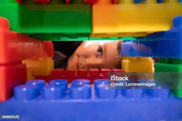 Nahaufnahme Von Klötzchen Mit Kind Im Hintergrund Stockfoto und mehr Bilder von Kind - Kind, Spielzimmer, Bauen