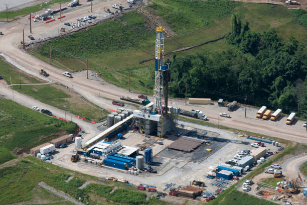 fotografía aérea de producción formación marcellus shale gas - marcellus shale fotografías e imágenes de stock