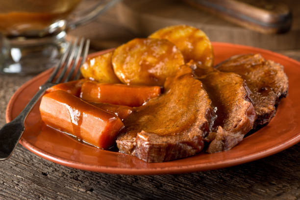 pot roast dinner - pot roast roast beef roasted beef imagens e fotografias de stock