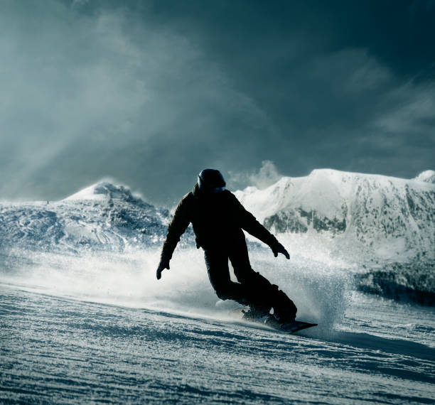 snowboarder rutschen auf die verschneiten hügel - snowboard extreme sports speed motion stock-fotos und bilder