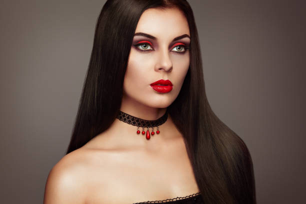 retrato de mujer de vampiro de halloween - jewelry glamour brown hair stage makeup fotografías e imágenes de stock