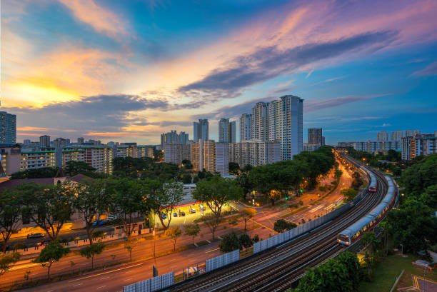 singapur masowy szybki pociąg lub mrt podróżuje po torze - mrt track zdjęcia i obrazy z banku zdjęć