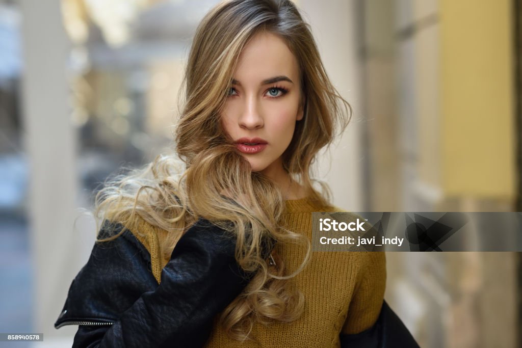 도시 배경에서 아름 다운 금발 머리 러시아 여자 가을에 대한 스톡 사진 및 기타 이미지 - 가을, 가죽, 거리 - Istock
