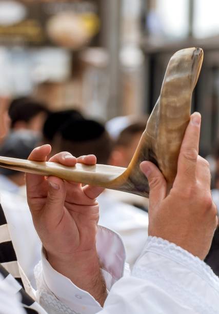 juif hassid souffle shofar. mains et gros plan shofar. - judaism jewish ethnicity hasidism rabbi photos et images de collection