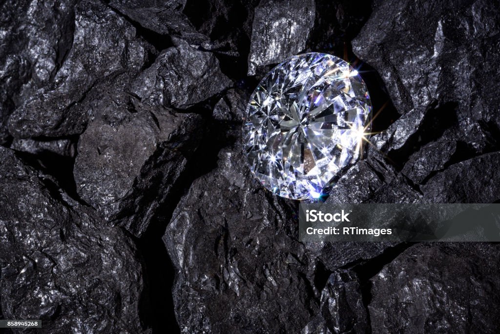 Diamant parmi charbon - Photo de Diamant - Pierre précieuse libre de droits