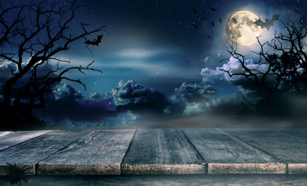 upiorne halloweenowe tło z pustymi drewnianymi deskami - cemetery halloween moon spooky zdjęcia i obrazy z banku zdjęć