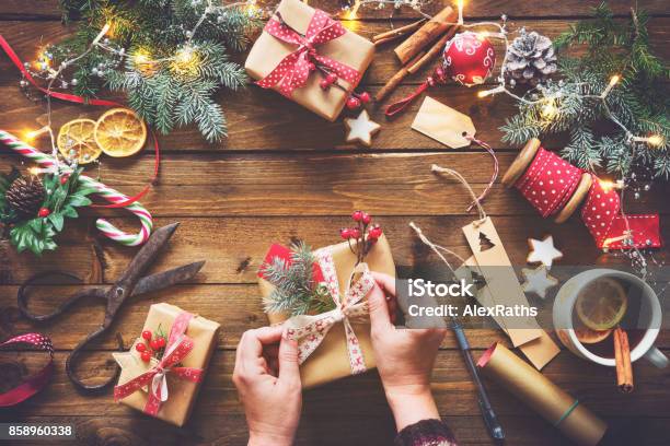 Weibliche Hände Verpackung Weihnachten Urlaub Handgemachte Geschenke Stockfoto und mehr Bilder von Weihnachten