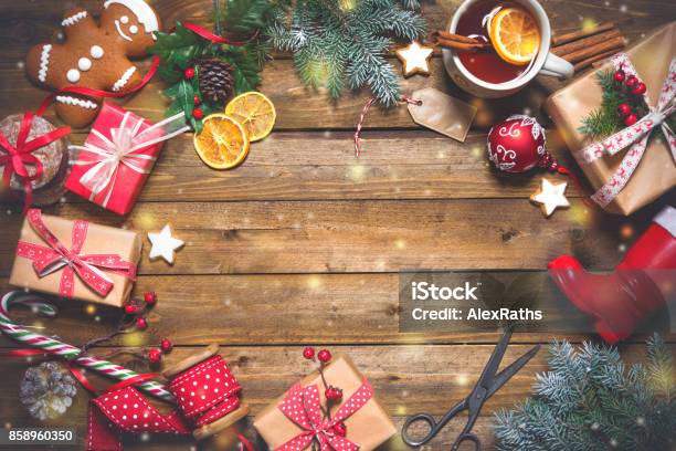 Weihnachtenvintage Präsentiert Auf Einem Hölzernen Hintergrund Stockfoto und mehr Bilder von Bildhintergrund