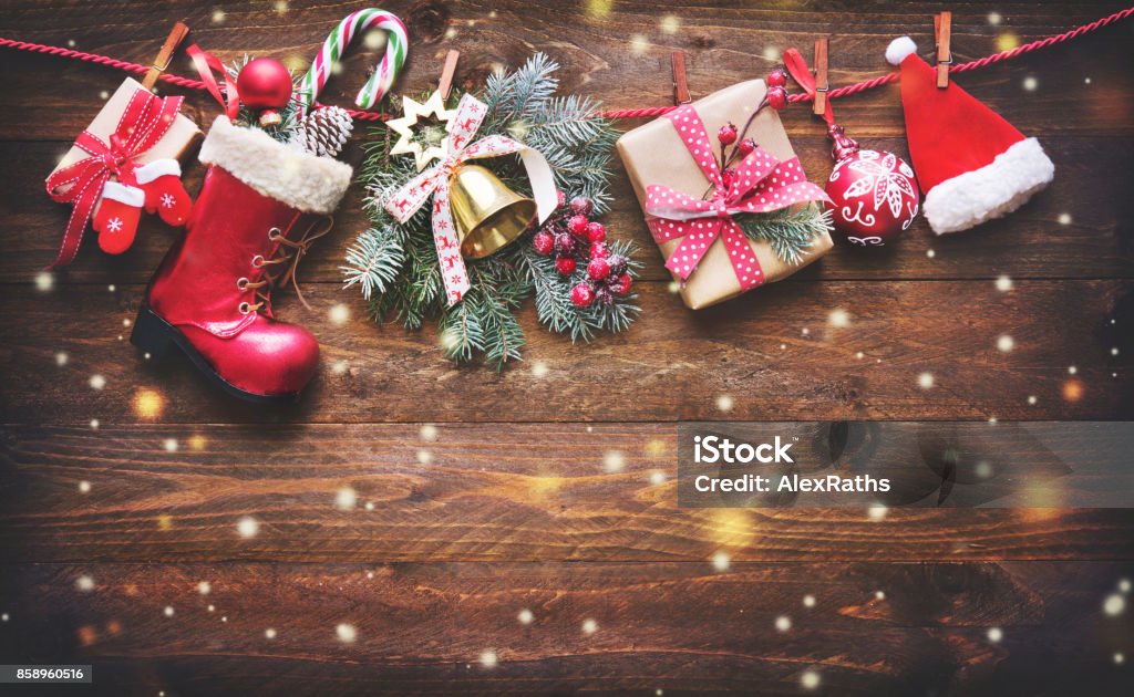 Contexte festif avec Noël présente, décoration sur la corde à linge et accessoires de pères Noël - Photo de Noël libre de droits