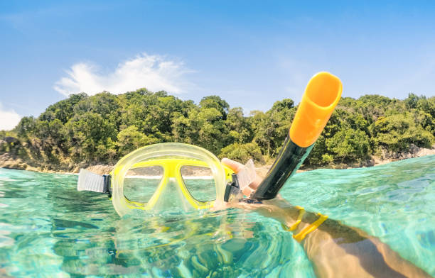 photo prise guy aventureux de plongée en apnée masque sous l’eau - voyage aventure lifestyle appréciant fun heureux moment de filtre turquoise chaud de la plage - voyage autour du monde merveilles de la nature --îles similan - plongée avec tuba photos et images de collection