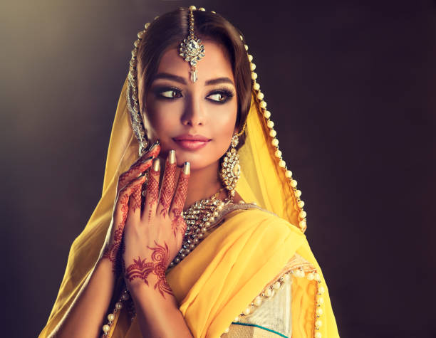 porträt von schöne indische mädchen, gekleidet in einem traditionellen nationalen anzug mit mehndi tattoo ist auf ihren händen gemalt. - veil human face women fashion model stock-fotos und bilder