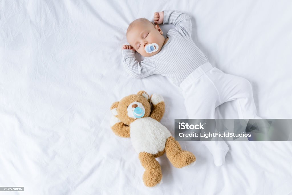 Schlafendes Baby mit Spielzeug - Lizenzfrei Baby Stock-Foto