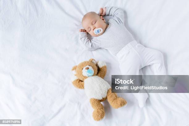 Schlafendes Baby Mit Spielzeug Stockfoto und mehr Bilder von Baby - Baby, Schlafen, Bett