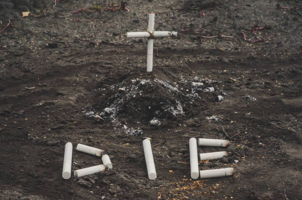 un tombeau de tobaco dans un cimetière. - tobaco photos et images de collection