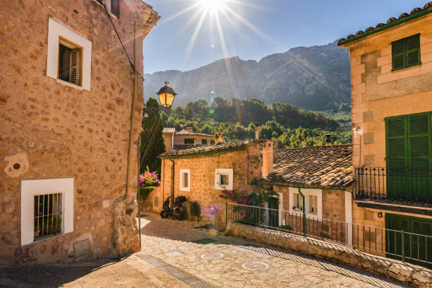 vieja aldea de fornalutx en mallorca españa - fornalutx majorca spain village fotografías e imágenes de stock