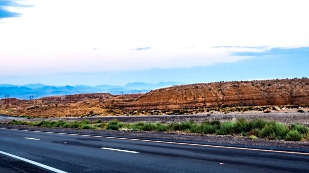 am frühen morgen auf der straße, moapa valley, nevada, nv, usa - ansicht einer nevada straße mit bunten bergen und himmel am frühen morgen - moapa valley stock-fotos und bilder