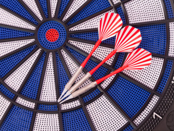 赤い 3 本の投げ矢とダーツボード - bulls eye dart darts three objects ストックフォトと画像