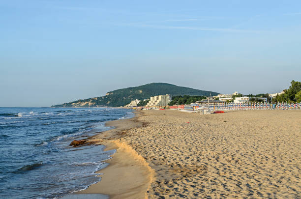 plage de la mer noire d’albena, bulgarie avec sable doré, bleu eau claire, hôtels - kaliakra photos et images de collection