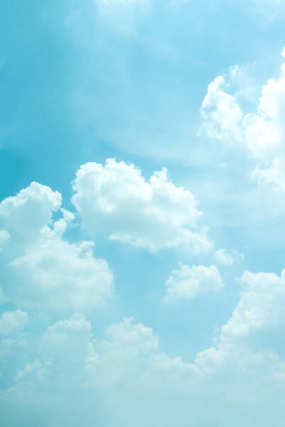 светло-голубое небо на заднем плане. - cumulus cloud cloud cloudscape sunlight стоковые фото и изображения