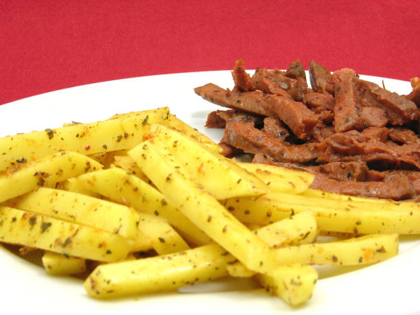 geschnetzeltes de soja y papas fritas sobre placa blanca - geschnetzeltes fotografías e imágenes de stock