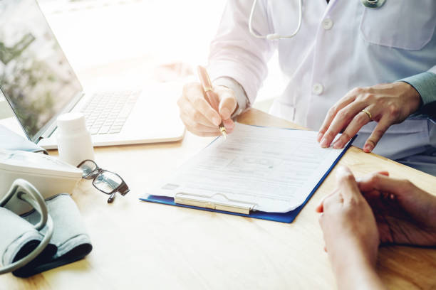 médicos y pacientes sentarse y hablan con el paciente sobre la medicación. en la mesa cerca de la ventana en el hospital. - receta documento fotografías e imágenes de stock