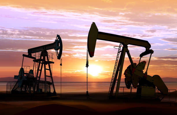 pompes à huile sur coucher de soleil - sunset oil rig oil industry energy photos et images de collection