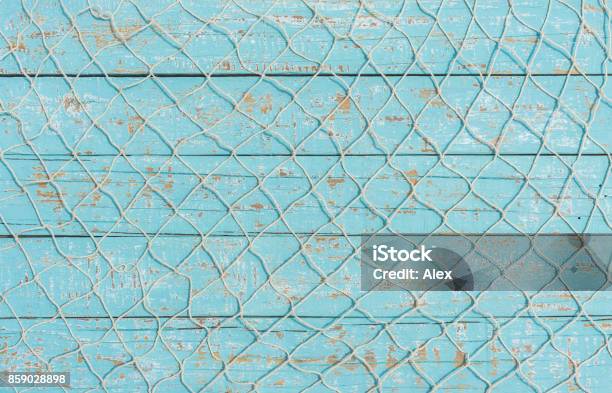 Photo libre de droit de Pêche De Texture Net Sur Bois Bleu Clair Fond Maritime banque d'images et plus d'images libres de droit de Fond