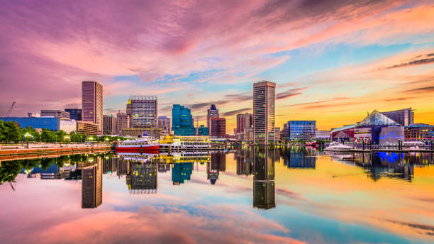 skyline von baltimore, maryland - baltimore maryland inner harbor skyline stock-fotos und bilder