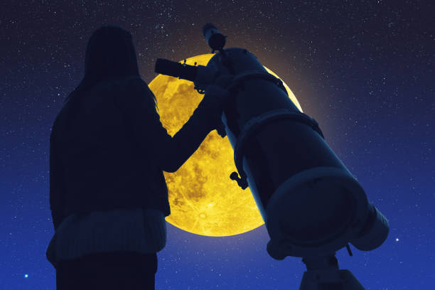 望遠鏡で星と満月を見て女の子。このイメージの要素は、私の仕事です。 - super moon ストックフォトと画像