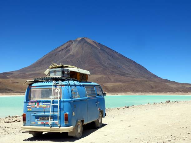 vw ônibus estacionado em frente a laguna verde e volcan lincancabur na bolívia - semi truck vehicle trailer truck empty - fotografias e filmes do acervo