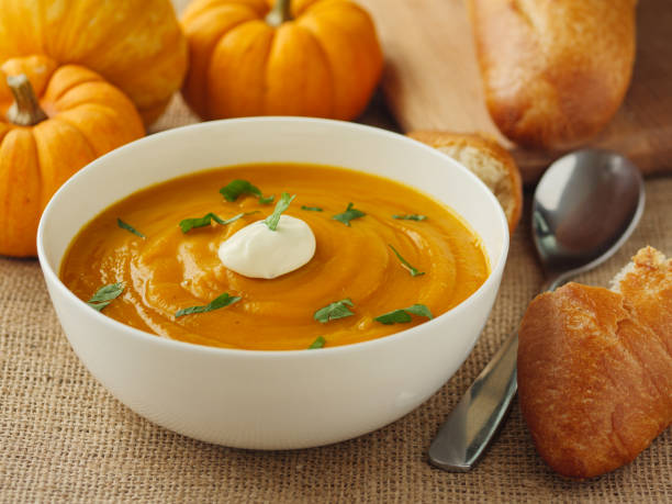 zuppa di zucca freschezza - soup pumpkin soup vegetarian food food foto e immagini stock