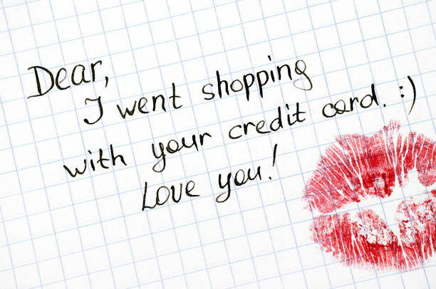 uwaga - szanowni państwo, poszedłem na zakupy z twoją kartą kredytową. kocham cię! z pocałunkiem na papierze. - stealing a kiss zdjęcia i obrazy z banku zdjęć