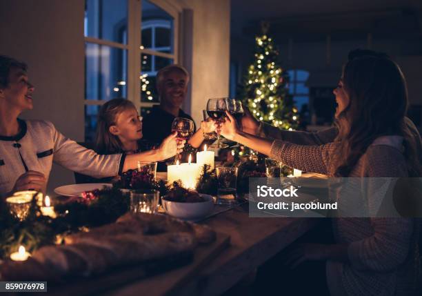 Celebrar La Navidad Juntos En Casa De Familia Feliz Foto de stock y más banco de imágenes de Navidad