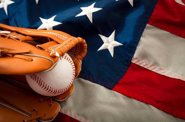 baseball dans un gant de cuir sur le drapeau des états-unis - baseball glove baseball baseballs old fashioned photos et images de collection